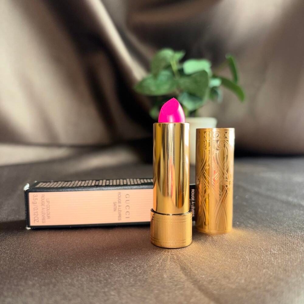 Gucci lipstick 402 Vantine Fuchsia luxury